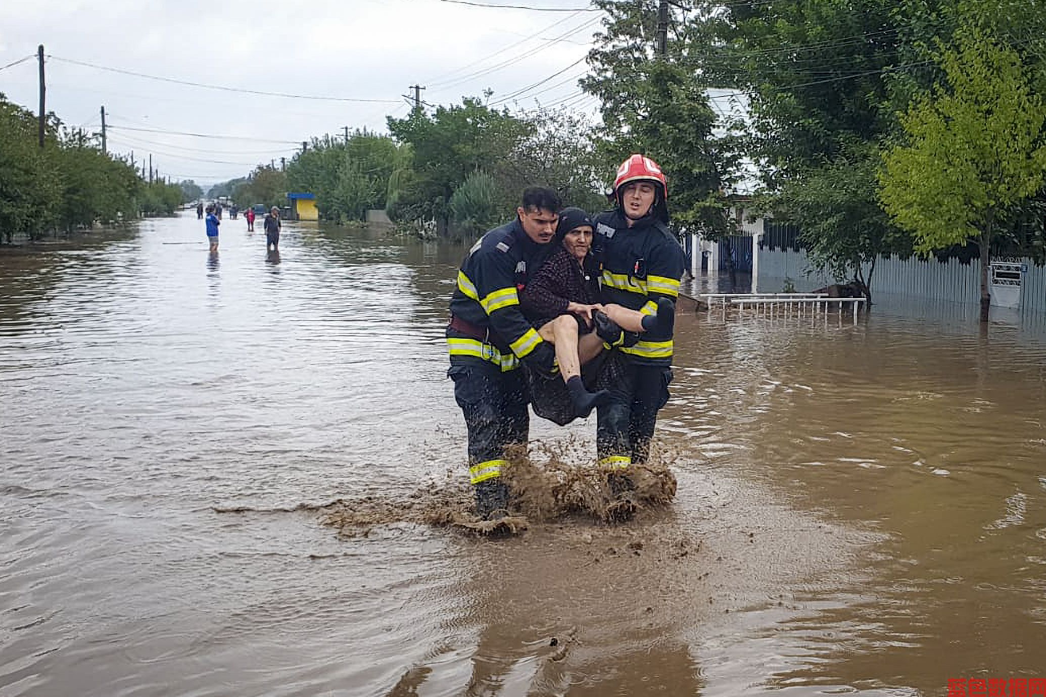 罗马尼亚洪水:暴雨造成5人死亡，数十人被困