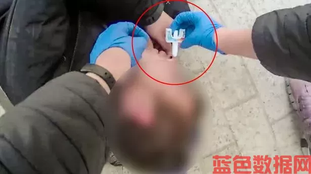 惊心动魄的瞬间，思维敏捷的警察用鼻喷雾剂救了一名男子的命