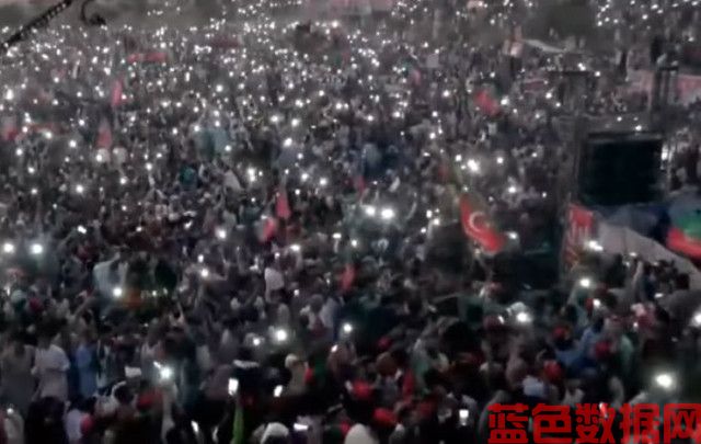 拉合尔的PTI集会场地陷入黑暗，参与者开始离开