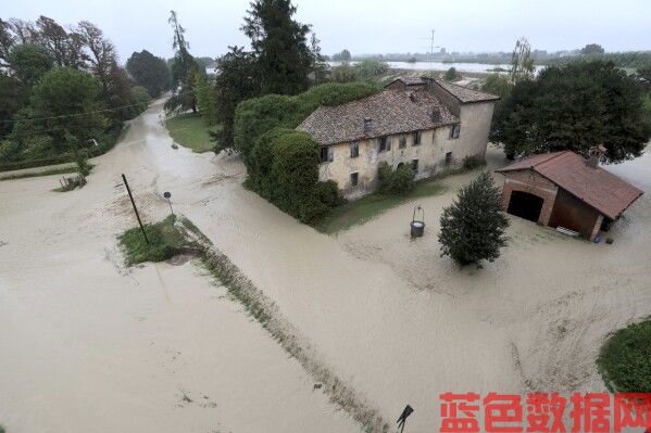 中欧的洪水威胁着新的地区。暴雨也淹没了意大利部分地区