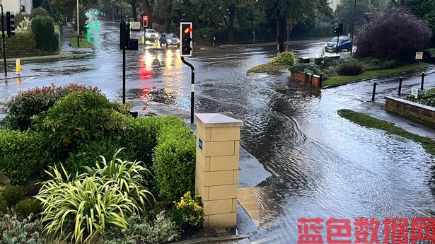 英国将在12小时内遭遇6周的暴雨，并发出特大风暴洪水警报