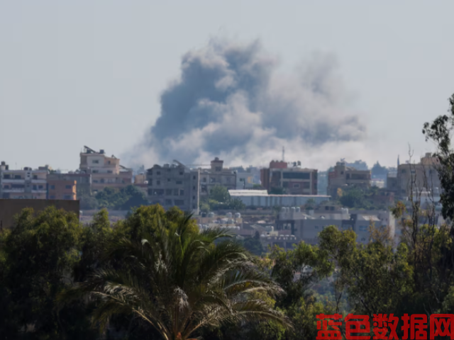 Smoke billows over southern Lebanon following an Israeli strike, amid ongoing cross-border hostilities between Hezbollah and Israeli forces, as seen from Tyre, Lebanon September 25, 2024. REUTERS/Aziz Taher