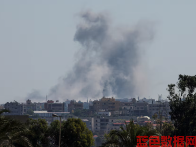 Smoke billows over southern Lebanon following an Israeli strike, amid ongoing cross-border hostilities between Hezbollah and Israeli forces, as seen from Tyre, Lebanon September 25, 2024. REUTERS/Aziz Taher