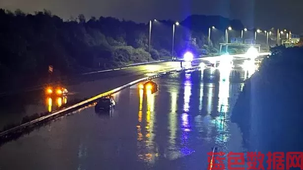 M5级洪水:洪水过后，驾车者被困在高速公路上，被迫获救