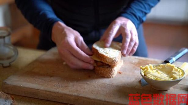 发现戈登拉姆齐独特的烤奶酪食谱完美的沉闷的天气