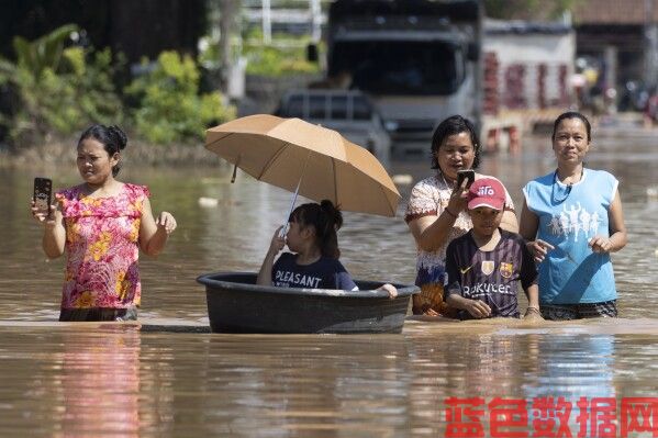 泰国中部被洪水淹没的清迈停止降雨